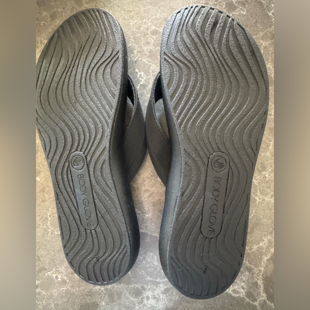 Body Glove Black Ladies Flip Flop Sandals
SZ 7 - Picture 2 of 3